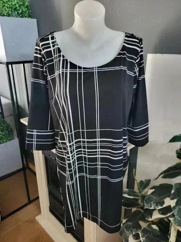 Robe noire et blanche manches 3/4